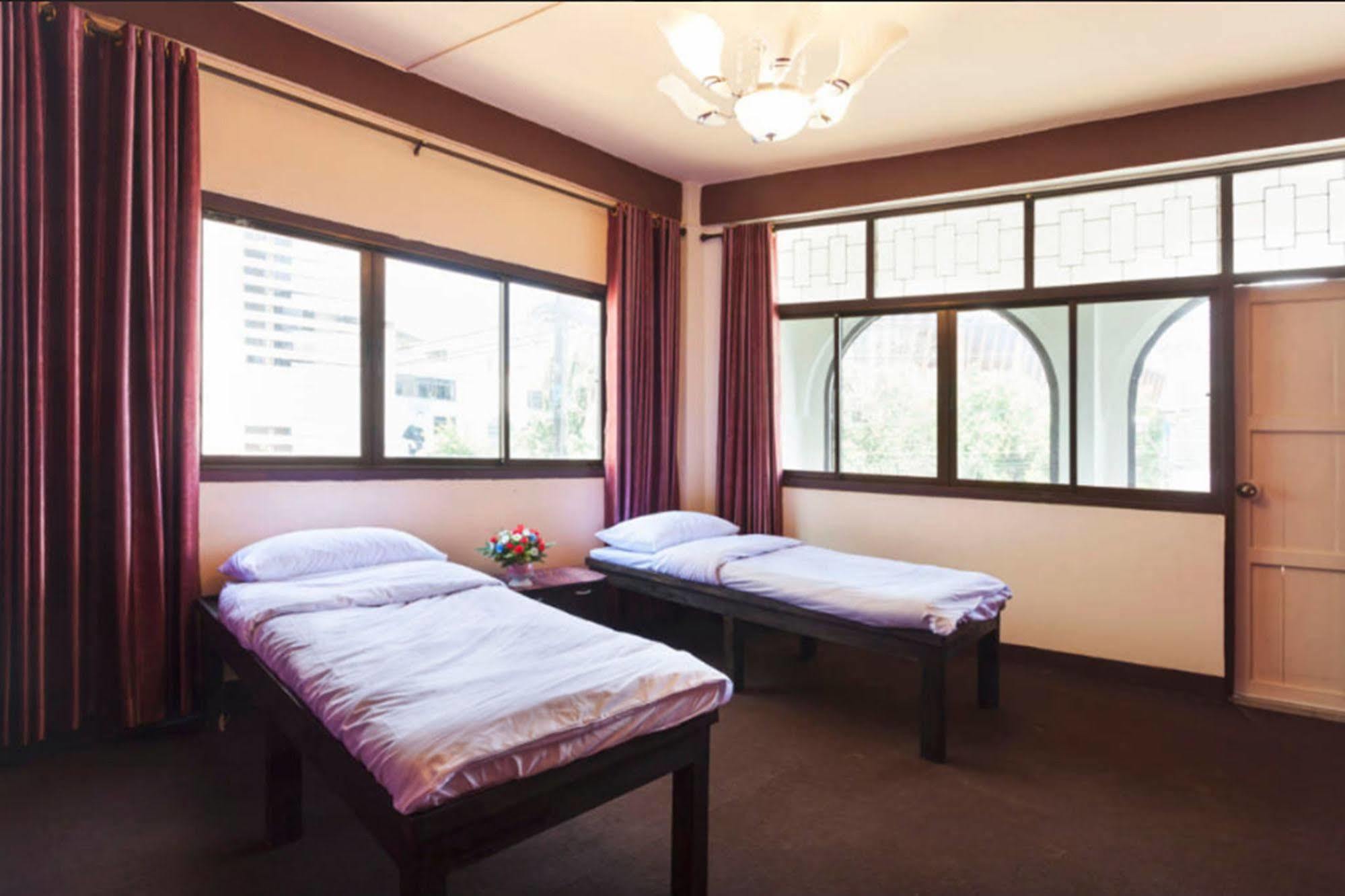 BURI Hotel And Hostel Chiang Mai Buitenkant foto